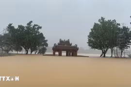 Dans la soirée du 3 novembre, le niveau des eaux de la rivière des Parfums, à Kim Long, a progressivement baissé . Photo: VNA