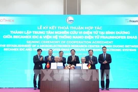 Cérémonie de signature de l'accord de coopération pour établir un centre de recherche en microélectronique à Binh Duong (Sud).