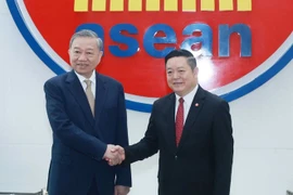 Le secrétaire général du Parti Tô Lâm (gauche) et le secrétaire général de l'ASEAN, Kao Kim Hourn. Photo: VNA