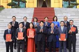 Les nouveaux ambassadeurs vietnamiens officiellement investis de leurs fonctions par le chef de l'Etat. Photo: VNA