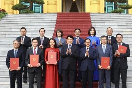 Les nouveaux ambassadeurs vietnamiens officiellement investis de leurs fonctions par le chef de l'Etat. Photo: VNA