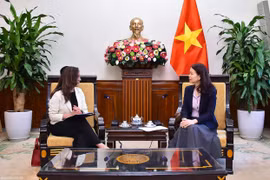 La vice-ministre vietnamienne des Affaires étrangères, Nguyên Minh Hang (droite) et son homologue chilienne, Gloria de la Fuente. Photo: baoquocte.vn