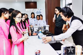 Les étudiants du Collège de tourisme de Hanoi pratiquent le métier de barman. Photo: qdnd.vn