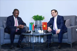 Le Premier ministre Pham Minh Chinh (à droite) rencontre à Johannesburg le vice-président sud-africain Paul Mashatile. Photo: VNA
