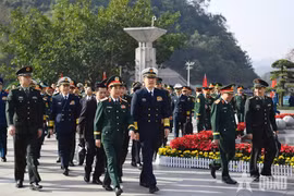 La délégation vietnamienne conduite par le général Phan Van Giang, ministre de la Défense et celle chinoise conduite par son homologue chinois, Dong Jun. Photo: qdnd.vn