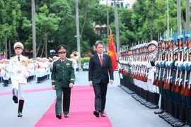 Le général Phan Van Giang, ministre vietnamien de la Défense (gauche), préside la cérémonie d’accueil de son homologue singapourien, Chan Chun Sing, ce mardi matin 22 juillet à Hanoï. Photo: VNA