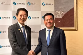 Le ministre vietnamien de l'Industrie et du Commerce, Nguyên Hông Diên (droite) et le ministre japonais de l'Économie, du Commerce et de l'Industrie Muto Yoji. Photo: VNA
