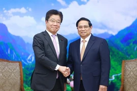 Le Premier ministre Pham Minh Chinh (droite) et le ministre japonais des Finances, Kato Katsunobu. Photo: VNA