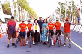 Lors de la 6e journée de compétition, le 12 février, au Championnat d'Asie de cyclisme sur route 2025 en Thaïlande, Tôn Hoang Khanh Lan a remporté la deuxième médaille d'or pour l’équipe cycliste vietnamienne dans la course en ligne féminine Master. Photo: la Fédération vietnamienne de cyclisme et de sports mécaniques (VCF).