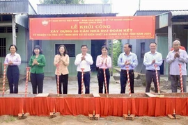 Cérémonie de mise en chantier d'une maison dans le cadre du programme d'élimination des maisons temporaires et délabrées dans la province d'An Giang. Photo: VNA