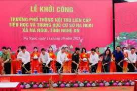 Le secrétaire général du Parti communiste du Vietnam (PCV), To Lam, et d'autres délégués, assistent à la cérémonie de lancement des travaux de l’école intégrée primaire-secondaire avec internat de Na Ngoi, dans la province de Nghê An (Centre). Photo: VNA