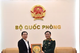 Le général Nguyen Tan Cuong, chef d’état-major général de l’Armée populaire du Vietnam et vice-ministre de la Défense (droite) et le général de corps d’armée Saichay Kommasith, vice-ministre lao de la Défense et chef d’état-major général de l’Armée populaire lao, en visite au Vietnam. Photo: qdnd.vn