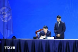 Le ministre vietnamien de la Sécurité publique, Luong Tam Quang, signe la Convention des Nations Unies contre la cybercriminalité. Photo: VNA