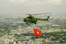Un hélicoptère s'entraîne pour le défilé du 30 avril. Photo: VNA