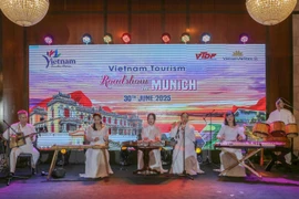 Présentation de la culture vietnamienne aux touristes allemands. Photo: VNA