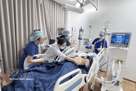 Les médecins de l’Hôpital Cho Rây, en coordination avec ceux de l’Hôpital Mat Troi Phu Quoc, prodiguent des soins intensifs aux victimes de l’accident de naufrage du canot à Phu Quôc. Photo: VNA