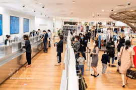 Des habitants font des achats dans un centre commercial. Photo: VNA