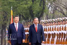 Les deux haut dirigeants du Vietnam et de Chine lors de la cérémonie d'accueil officielle à Pékin. Photo: VNA