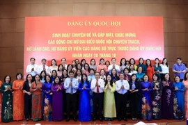 Tran Thanh Man, membre du Bureau politique, secrétaire du Comité du Parti de l’Assemblée nationale (AN) et président de l’AN, et les députées à temps plein, les dirigeantes ainsi que les membres féminines des organisations du Parti relevant du Comité du Parti de l’AN. Photo: VNA