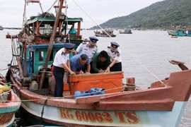 Un armateur signe un engagement à ne pas violer les réglementations relatives à la pêche INN. Photo : VNA.