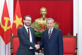 Le secrétaire général du Parti, Tô Lâm (droite) et l’ambassadeur du Royaume-Uni au Vietnam, Iain Frew. Photo: VNA