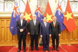 Le président du Parlement néo-zélandais, Gerry Brownlee et Nguyên Trong Nghia, secrétaire du Comité central (CC) du Parti et chef de la Commission de la sensibilisation et de l’éducation du CC, en visite officielle en Nouvelle-Zélande. Photo: VNA