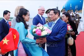 Le Premier ministre Pham Minh Chinh et son épouse à l'aéropot international de Talinn. Photo: VNA 