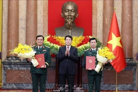 Le président de la République, Luong Cuong, préside une cérémonie officielle pour remettre les décisions de promotion au grade de général de corps d’armée à deux officiers supérieurs du ministère de la Défense. Photo: VNA