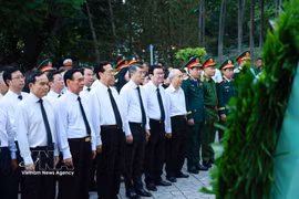Le chef du gouvernement et les délégués présentes déposent des gerbes de fleurs et brûlé de l’encens devant le monument dédié à Trân Phu, premier secrétaire général du Parti ainsi qu’au mémorial des héros martyrs situé dans le parc Lê Thi Rieng. Photo: VNA