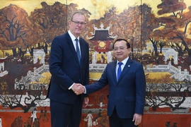 Le vice-ministre des Finances, Lê Tân Cân (droite) et Tim Reid, directeur général de l'Agence de crédit à l'exportation du Royaume-Uni (UKEF). Photo: thuonghieucongluan