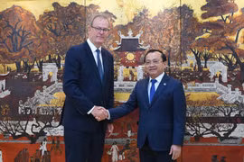 Le vice-ministre des Finances, Lê Tân Cân (droite) et Tim Reid, directeur général de l'Agence de crédit à l'exportation du Royaume-Uni (UKEF). Photo: thuonghieucongluan