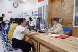 Traitement des procédures administratives au comité populaire du quartier de Kim Liên à Hanoi. Photo: VNA