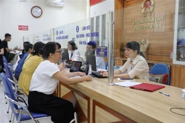 Traitement des procédures administratives au comité populaire du quartier de Kim Liên à Hanoi. Photo: VNA
