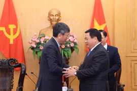 Le professeur-docteur Nguyên Xuân Thang, membre du Bureau politique, directeur de l’Académie et président du Conseil central de théorie (droite) et Tshering W. Sherpa, ambassadeur de l’Inde au Vietnam. Photo: VNA