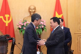 Le professeur-docteur Nguyên Xuân Thang, membre du Bureau politique, directeur de l’Académie et président du Conseil central de théorie (droite) et Tshering W. Sherpa, ambassadeur de l’Inde au Vietnam. Photo: VNA