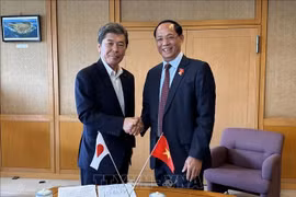 Le vice-président de l’Assemblée nationale du Vietnam (AN), Trân Quang Phuong (droite) et e président de l’Assemblée préfectorale, Shima Koichi. Photo: VNA