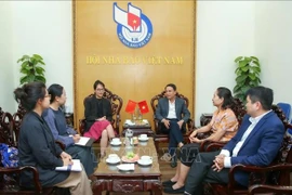 Le vice-président permanent de l’AJV, Nguyên Duc Loi (droite) et Wang Huan, responsable des réseaux sociaux au Centre de coopération internationale du Groupe du Quotidien du Yunnan. Photo: VNA