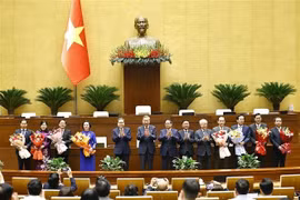 Le secrétaire général du Parti, Tô Lâm, le Premier ministre, Pham Minh Chinh, le président de l'Assemblée nationale, Trân Thanh Mân, ainsi que les autres dirigeants du Parti et de l'État offrent des fleurs aux vice-Premiers ministres, ministres et présidents de Commissions de l'Assemblée nationale. Photo: VNA
