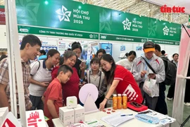 Selon le comité d’organisation de la Foire d’Automne 2025, le montant total des dons collectés en faveur des populations sinistrées par les inondations s’élevait, à 22h00 le 28 octobre 2025, à 211.436.938 dôngs. Phôt: VNA