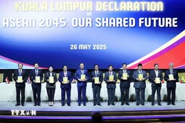 Le Premier ministre Pham Minh Chinh, les dirigeants de l'ASEAN et et du Timor-Leste signent la Déclaration de Kuala Lumpur ASEAN 2045 "Notre avenir commun". Photo: VNA