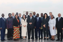 La vice-ministre des Affaires étrangères (AE), Le Thi Thu Hang, et les ambassadeurs non résidents. Photo: ministère vietnamien des Affaires étrangères