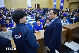 Le Premier ministre Pham Minh Chinh et les étudiants brillants. Photo: VNA