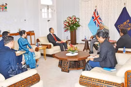 Le président fidjien, Ratu Naiqama Tawakecolati Lalabalavu, reçoit l’ambassadeur du Vietnam en Nouvelle-Zélande, également accrédité auprès des Fidji, Phan Minh Giang. Photo: VNA