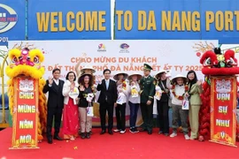 Da Nang accueille de premiers visiteurs étrangers le premier jour du Nouvel An lunaire. Photo: VNA