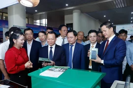 Le ministre de l'Agriculture et de l'Environnement Do Duc Duy, le secrétaire du Comité du Parti provincial de Bac Ninh Nguyen Anh Tuan, le président du Comité populaire provincial de Bac Ninh Vuong Quoc Tuan se renseignent sur les équipements de surveillance automatique. Photo: VietnamPlus