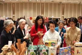 Les produits vietnamiens présentés à la foire caritative organisée à Tokyo par la Société d’amitié des femmes d’Asie-Pacifique (Asia-Pacific Ladies Friendship Society – ALFS). Photo: VNA