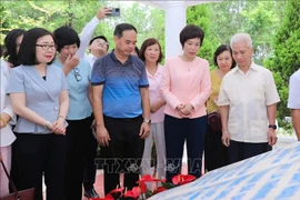 Vu Viêt Trang, directrice générale de l’Agence vietnamienne d’Information (VNA) (3e à droite) , présente le site à des anciens dirigeants de l’agence à travers les différentes époques. Photo: VNA