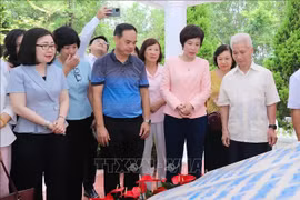 Vu Viêt Trang, directrice générale de l’Agence vietnamienne d’Information (VNA) (3e à droite) , présente le site à des anciens dirigeants de l’agence à travers les différentes époques. Photo: VNA