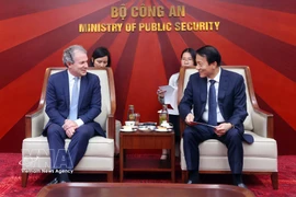 Le général Luong Tam Quang, membre du Bureau politique, ministre de la Sécurité publique (droite) et Daniel Rosen, directeur exécutif du groupe Rosen Partners (États-Unis). Photo: VNA