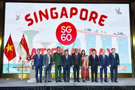 Le vice-Premier ministre Nguyên Chi Dung et des délégués lors 60ᵉ anniversaire de la Fête nationale de Singapour. Photo: VGP
